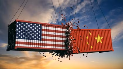 Tổng thống Trump tuyên bố áp thuế bổ sung 100% với hàng hóa Trung Quốc