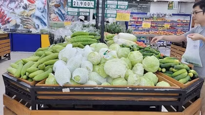 Thịt lợn, rau xanh đắt hàng trước giờ bão số 3 Wipha đổ bộ đất liền