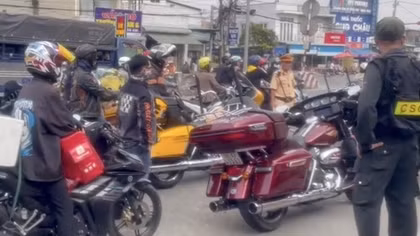 Xử lý nhóm lái xe mô tô phân khối lớn "đua" tốc độ