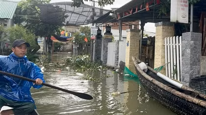 Nhiều vùng thấp trũng ở Huế bị ngập sâu, sạt lở chia cắt giao thông