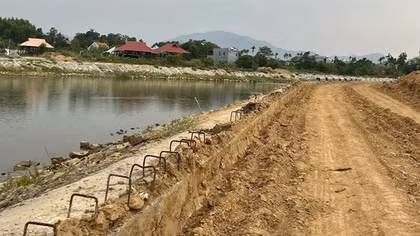 Dân thấp thỏm vì dự án bờ kè sông Yên hơn 125 tỷ đồng thi công ì ạch