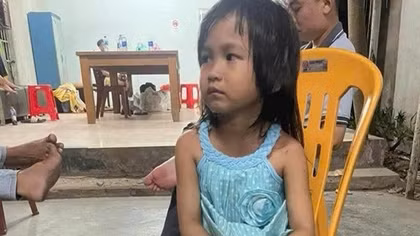 Bé gái 4 tuổi đi lạc vào quán cà phê hơn một tuần chưa ai đến nhận