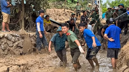 Tiếp cận địa bàn, hỗ trợ người dân tại các nơi xa nhất khắc phục hậu quả sau mưa lũ