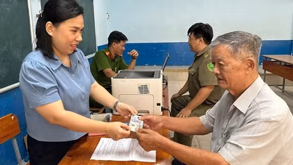 Người dân TP Hồ Chí Minh vui mừng nhận quà Tết Độc lập