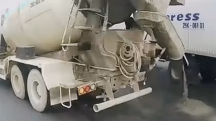 Xử lý tài xế xe bồn vừa đi vừa xả bê tông ra đường