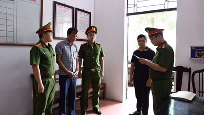 Bắt giam Chủ tịch UBND xã Thạch Khoán