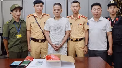 Chia heroin ra nhiều gói nhỏ, giấu trong khoang máy ô tô