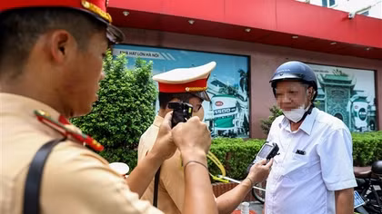 CSGT cả Hà Nội xuyên trưa kiểm tra nồng độ cồn, "ma men" liên tục bị phát hiện