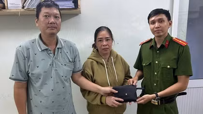 Nhặt được ví chứa tiền vàng, người đàn ông đến trụ sở Công an trình báo ngay trong đêm