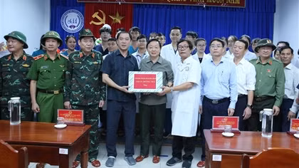 Phó Thủ tướng Trần Hồng Hà thăm hỏi, động viên cán bộ y tế và bệnh nhân ở TP Huế