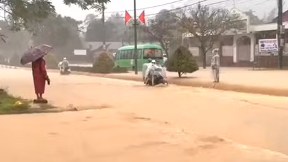 Huế: Mưa lớn khiến đường Hồ Chí Minh ngập nhiều điểm, 2 hồ thủy điện tăng cường điều tiết về hạ du