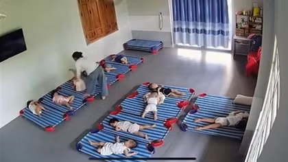 Xác minh clip trẻ nhỏ bị xách ngược, đánh tới tấp