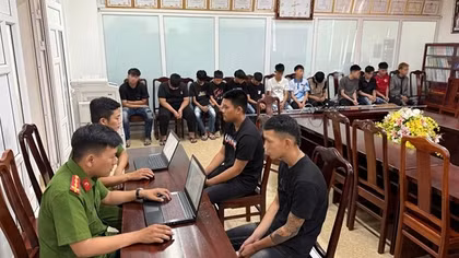 Triệu tập nhóm vị thành niên diễu phố múa kiếm, quay TikTok