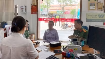 Giao dịch viên Agribank Chi nhánh Hà Tây kịp thời ngăn chặn vụ lừa đảo, bảo vệ tài sản cho cụ bà