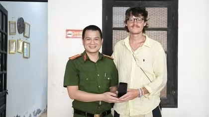 Công an xã giúp du khách người Anh tìm lại tài sản, hỗ trợ chỗ ăn nghỉ