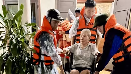 Nước lũ lên cao, Công an Quảng Trị di dời nhiều người dân khỏi vùng ngập