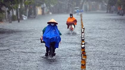 Mưa to từ miền Trung vào đến Nam Bộ, Biển Đông bão mạnh