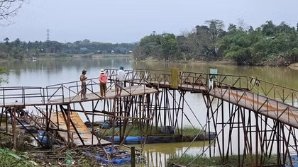 Cầu phao bị lũ cuốn, người dân mong một cây cầu kiên cố nối đôi bờ Tả Trạch