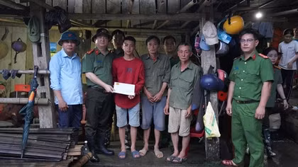 Công an tỉnh Bắc Kạn thăm hỏi gia đình các nạn nhân tử vong trong lũ quét