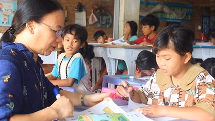 Những lớp học tình thương ở làng bè Suối Tượng