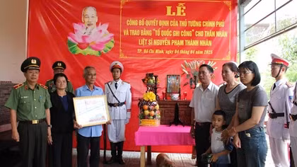Trao Bằng Tổ quốc ghi công cho thân nhân Liệt sĩ, Thượng úy Nguyễn Phạm Thành Nhân