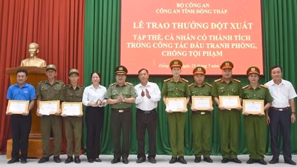 Công an tỉnh Đồng Tháp “thưởng nóng” tập thể, cá nhân có thành tích xuất sắc