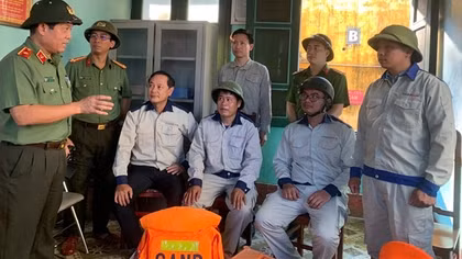 Lực lượng CAND tập trung khôi phục "mạch máu" thông tin giữa tâm bão lũ