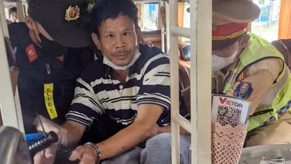 Níu kéo bất thành, chồng vác rựa chém vợ và “phi công” trọng thương