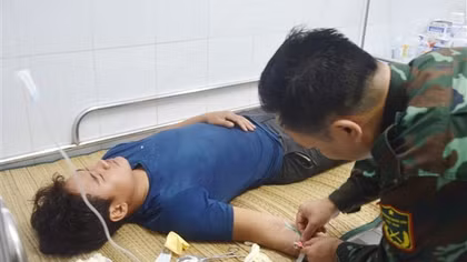 Bệnh xá đảo Song Tử Tây cấp cứu 6 ngư dân ngộ độc cá biển