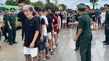 Bàn giao 85 công dân Việt Nam liên quan lừa đảo trực tuyến từ Campuchia