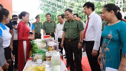 Lãnh đạo Bộ Công an biểu dương mô hình tự quản về ANTT xã Việt Xuyên