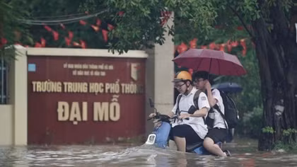 Phụ huynh Hà Nội như "ngồi trên chảo lửa" vì nhiều trường học ngập nặng
