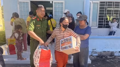 Công an tỉnh Lâm Đồng trao 515 phần quà cho bà con vùng lũ