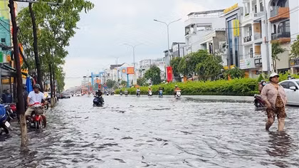Nhiều tuyến đường nội ô Cần Thơ lại ngập sâu sau cơn mưa