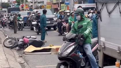 Bị xe tải tông, tài xế xe ôm công nghệ tử vong, khách may mắn thoát nạn