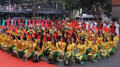 Hơn 200 nữ cán bộ, chiến sĩ Công an diễu hành, tôn vinh áo dài