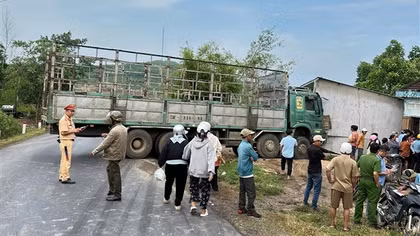 Tài xế xe tải tông nhà dân khiến 2 cháu nhỏ thương vong vừa bị khởi tố về tội đánh bạc