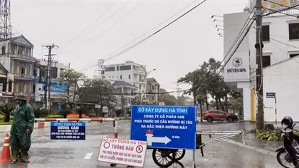 Nhiều tuyến quốc lộ bị ngập sâu, đường sắt Bắc-Nam bị chia cắt do mưa lũ