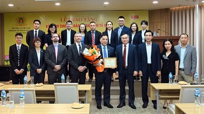 Trao Kỷ niệm chương “Bảo vệ an ninh Tổ quốc” tặng cán bộ Bộ Ngoại giao Hoa Kỳ