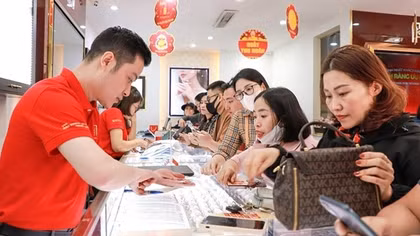 Giá vàng tăng cao, chuyên gia khuyến cáo “nóng”