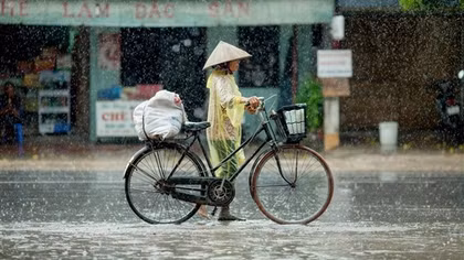 Hà Nội trời mát mẻ, mưa lớn tiếp diễn nhiều nơi trên cả nước