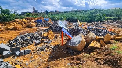 Điểm khai thác đá chẻ trái phép “núp” trong rẫy cà phê