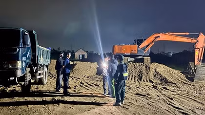 Hơn 100 CBCS triệt xóa đường dây khai thác cát trái phép trên sông Kôn
