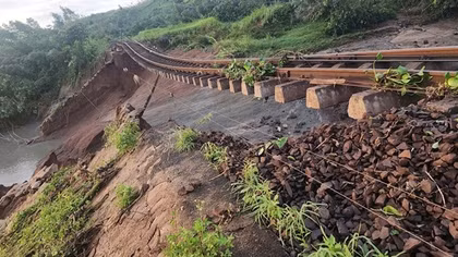Huy động hàng trăm công nhân ngày đêm khắc phục sự cố nền đường sắt bị cuốn trôi