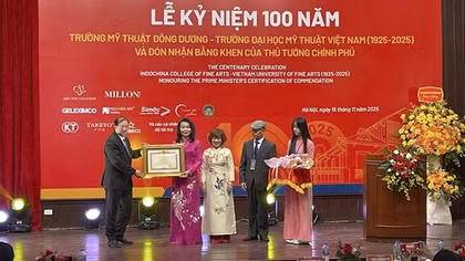 Một thế kỷ kiến tạo mỹ thuật