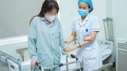 Cứu sống cô gái mắc bệnh "xương hoá đá" cực kỳ hiếm gặp