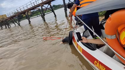 Tìm thấy thi thể nạn nhân và chiếc ô tô bị nước cuốn trôi
