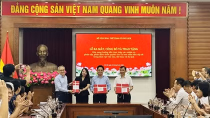 Công bố, trao tặng Cẩm nang hướng dẫn thực hiện các nhiệm vụ của UBND cấp xã