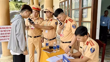 Quảng Bình: Thí sinh tự tin đo nồng độ cồn trước khi thi sát hạch