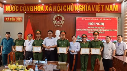 Giấu 2,2 lượng vàng trên mái nhà cũng bị trộm "xơi"